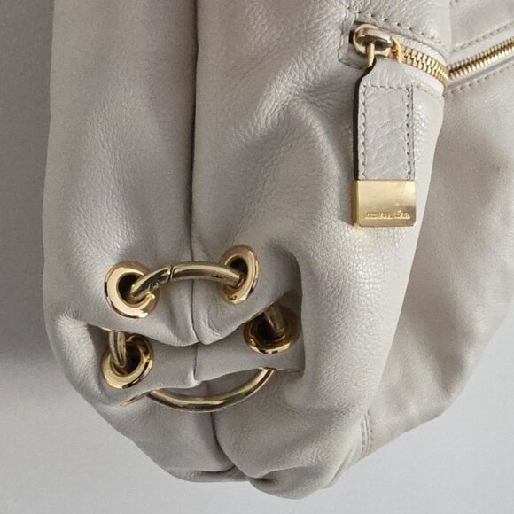 MICHAEL KORS | Large Rounded Cream Pebbled Leather Handbag Golden Hardware - Picture 3 of 6